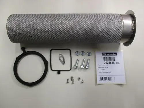 Remeha-Brennerelement mit Metallfilter, Montagezubehör, darunter Schrauben, Dichtungen und eine Unterlegscheibe. Alle Teile auf neutralem Hintergrund angeordnet.
